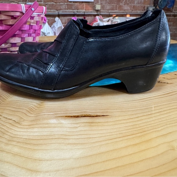 Clarks Black Leather Loafers with Classic Design - Picture 3 of 5